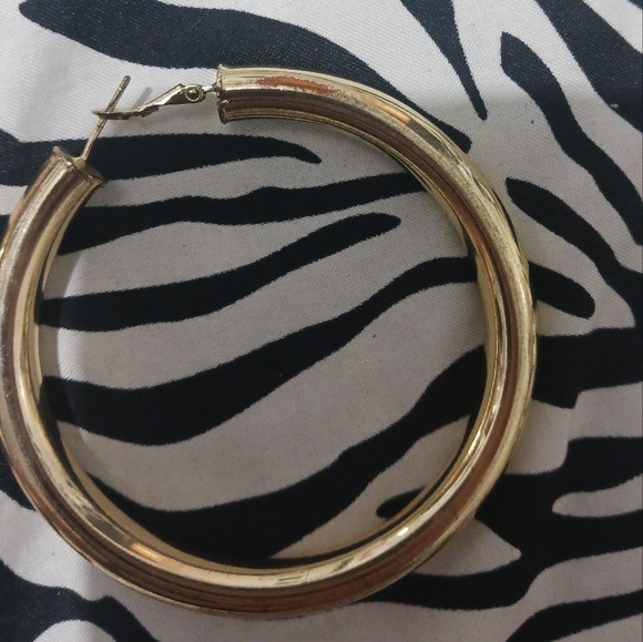 Women Fashion Gold medium size hoop earrings - Picture 8 of 11